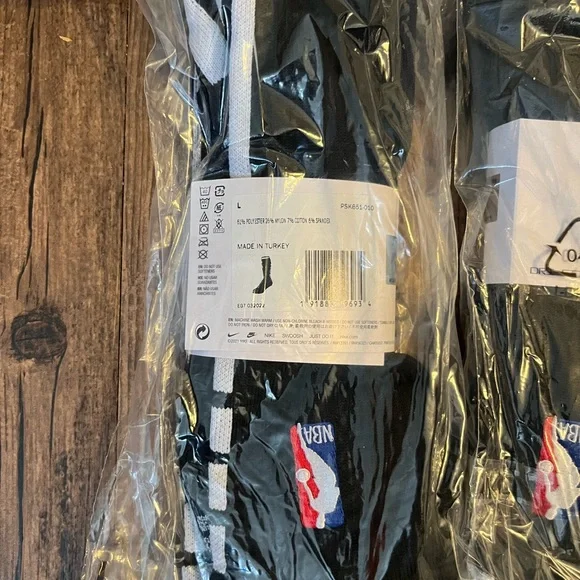 22 pairs of Nike socks - Picture 4 of 4